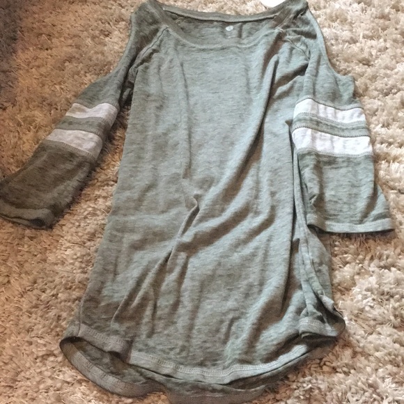 SO peekaboo shoulder quarter sleeve top size xs - Picture 3 of 3
